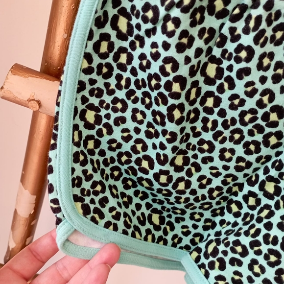 ✨FREE WITH PURCHASE✨ Animal Print Pyjama Shorts - Picture 13 of 17